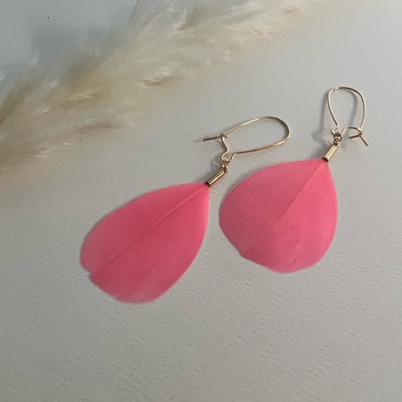 Flirty Hippie Chic Lightweight Feather Earrings - Feather Kawaii Hoops Earrings - Picture 7 of 16
